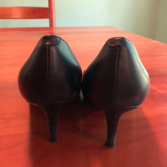 Liz Claiborne Black Pumps - Picture 4 of 6